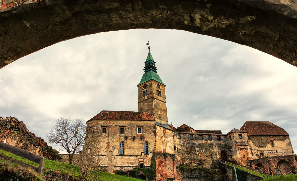 Die Burg Güssing thront im Stremtal im Burgenland