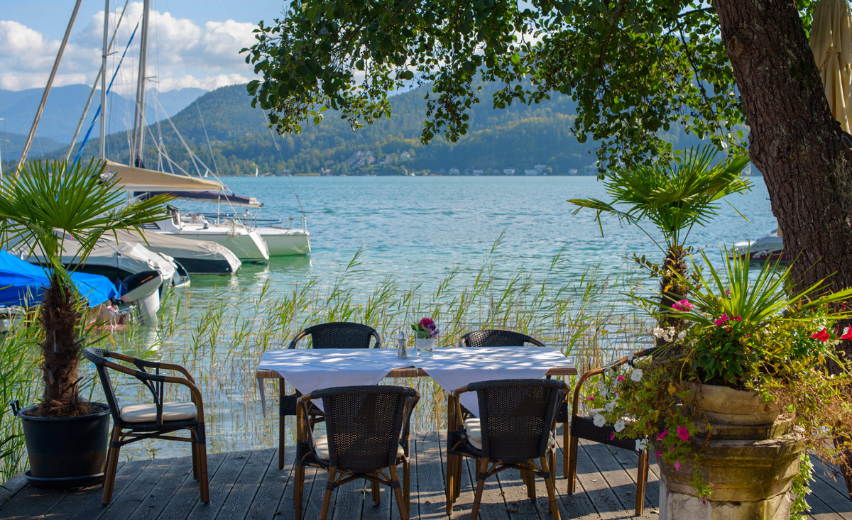 Blick über den Ossiacher See, direkt von einem exklusiven Seehotel aus