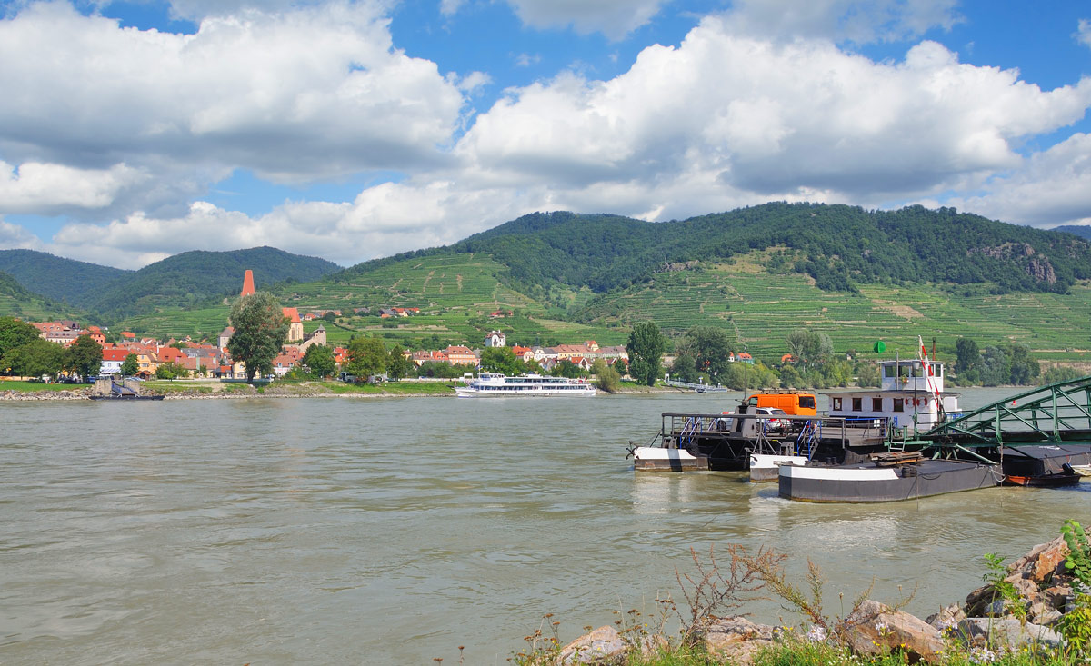 Machen Sie eine Schifffahrt auf der Donau