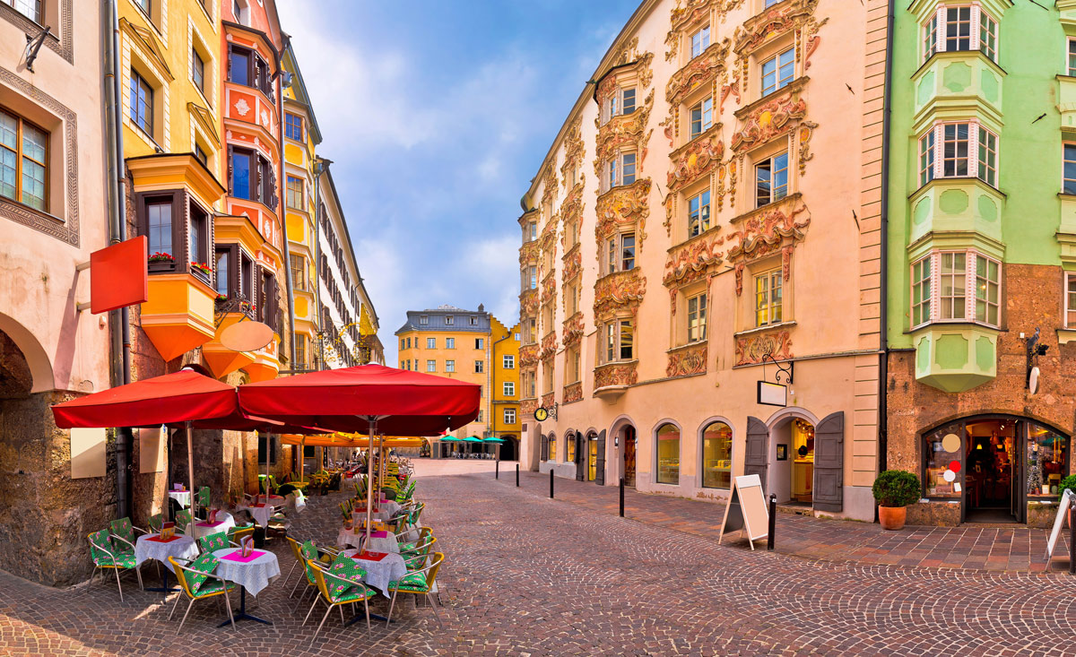 Bummeln Sie durch die Altstadt in Innsbruck und genießen Sie die urige Atmosphäre