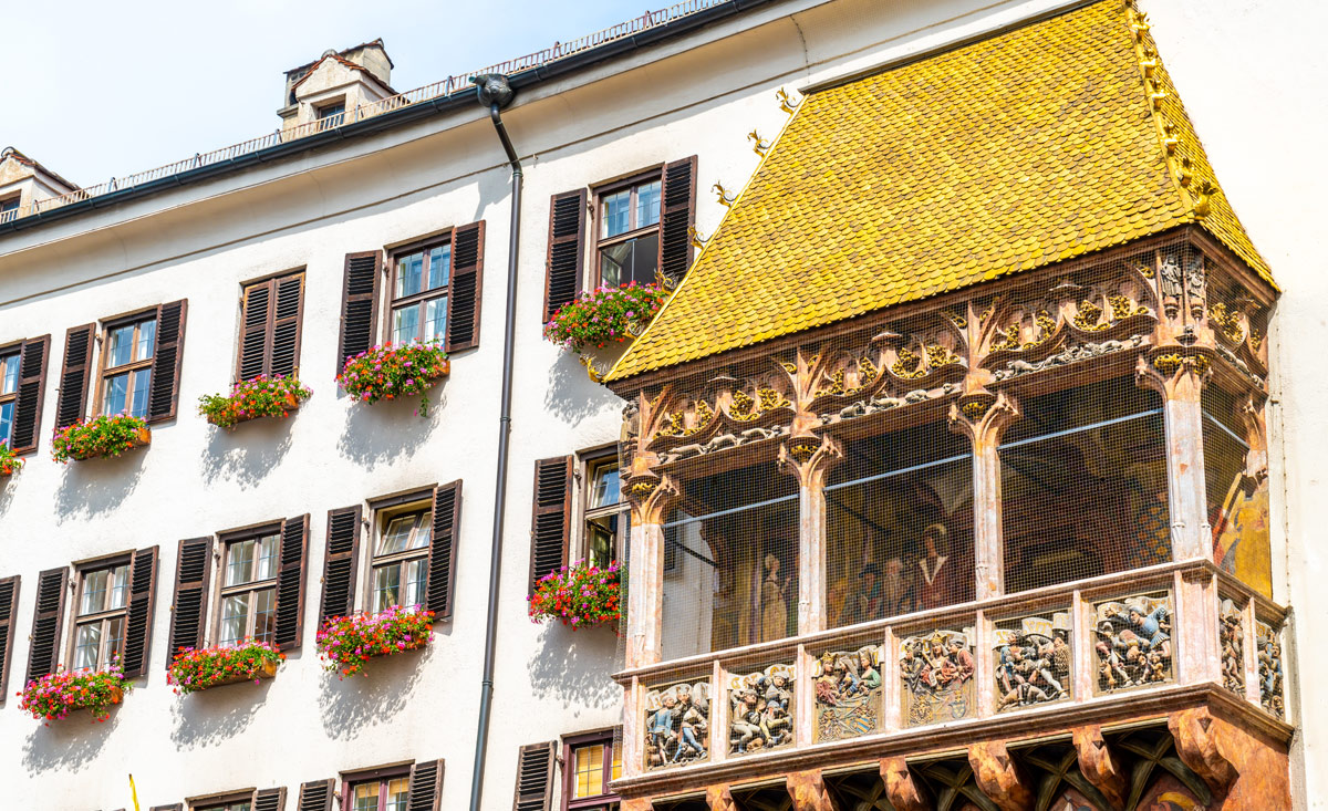 Das Goldene Dachl in Innsbruck zählt zu den historischten Wahrzeichen Österreichs