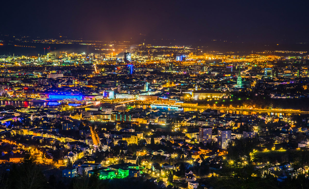 Nächtlicher Panoramablick über Linz