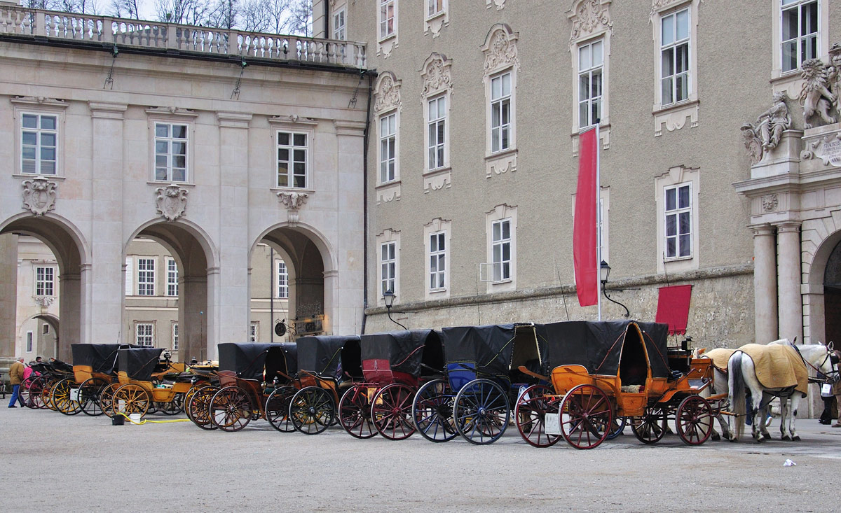 Machen Sie eine romantische Kutschenfahrt mit den traditionellen Fiakern durch Salzburg