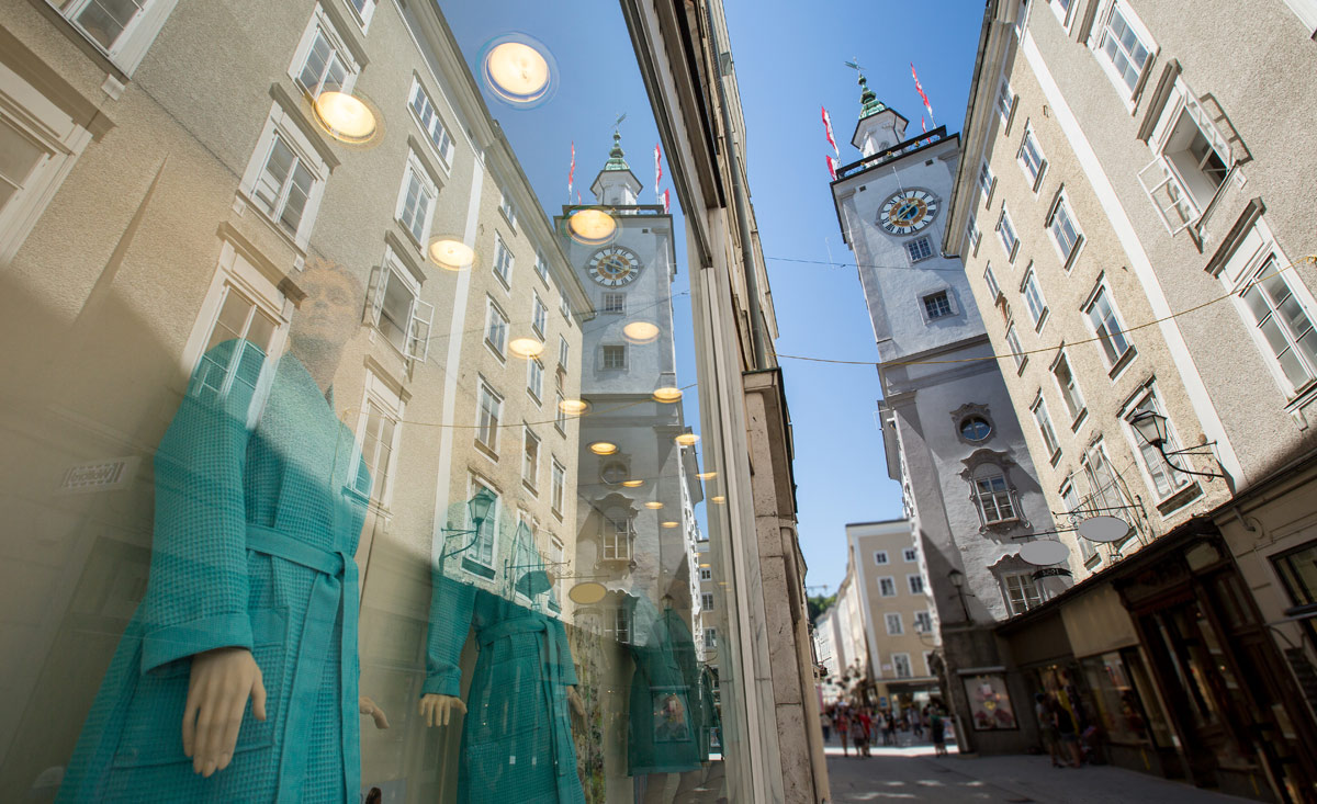 In der Getreidegasse in der Salzburger Altstadt befinden sich jede Menge hochwertiger Geschäfte zum Shoppen