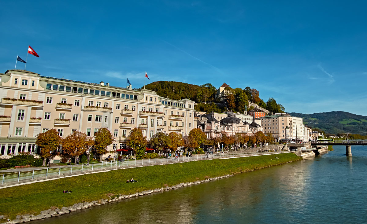 Der Salzachkai in Salzburg zählt zu den schönsten Orten der Stadt